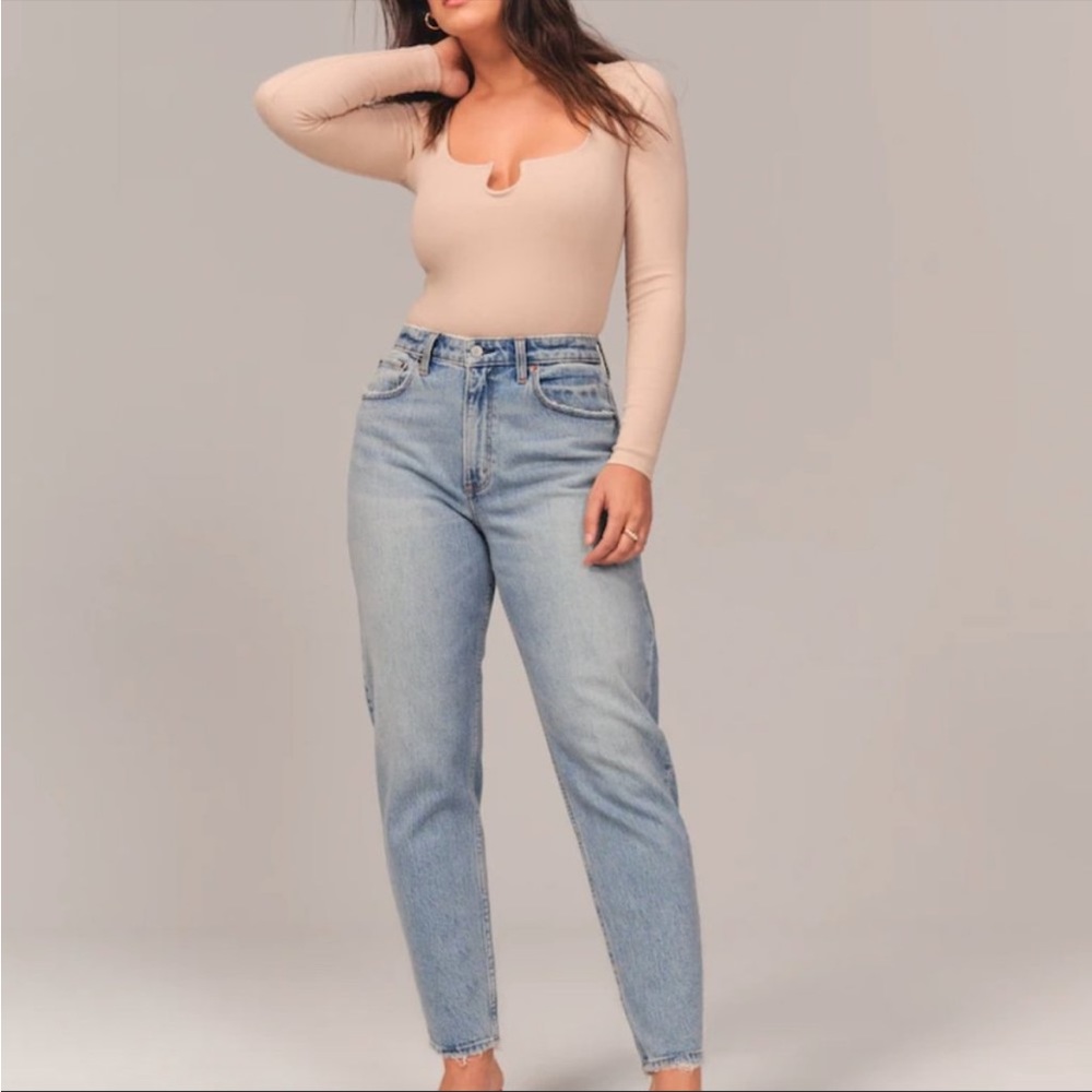 NWT Abercrombie Curve Love High Rise 80s Mom Jean Light Wash